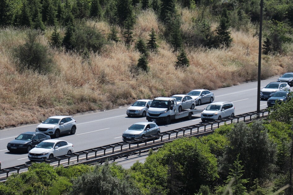 Dönüşe geçen tatilciler Anadolu Otoyolu'nun Bolu kesiminde yoğunluk oluşturuyor
