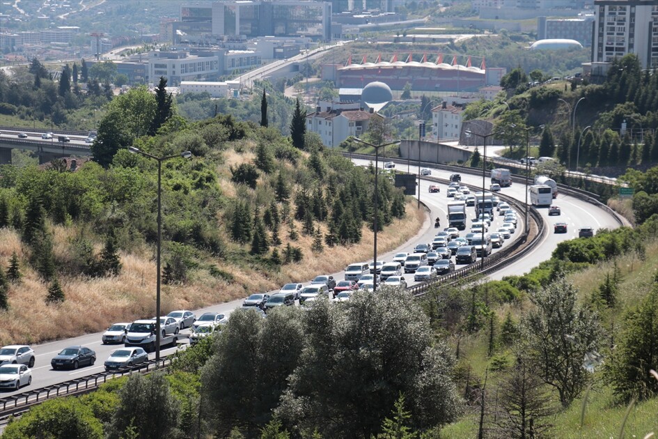 Dönüşe geçen tatilciler Anadolu Otoyolu'nun Bolu kesiminde yoğunluk oluşturuyor