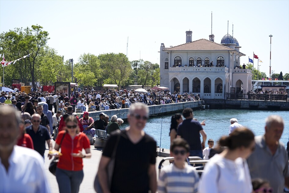 İstanbul'da vatandaşlar bayramın son gününde sahillere akın etti