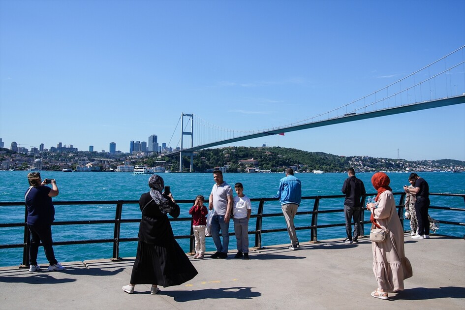 İstanbul'da vatandaşlar bayramın son gününde sahillere akın etti