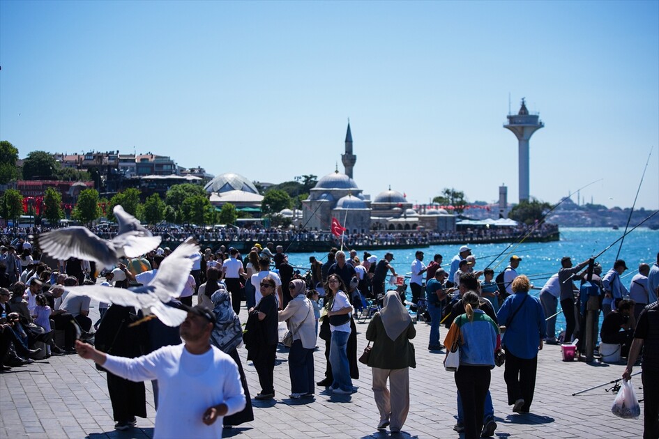 İstanbul'da vatandaşlar bayramın son gününde sahillere akın etti