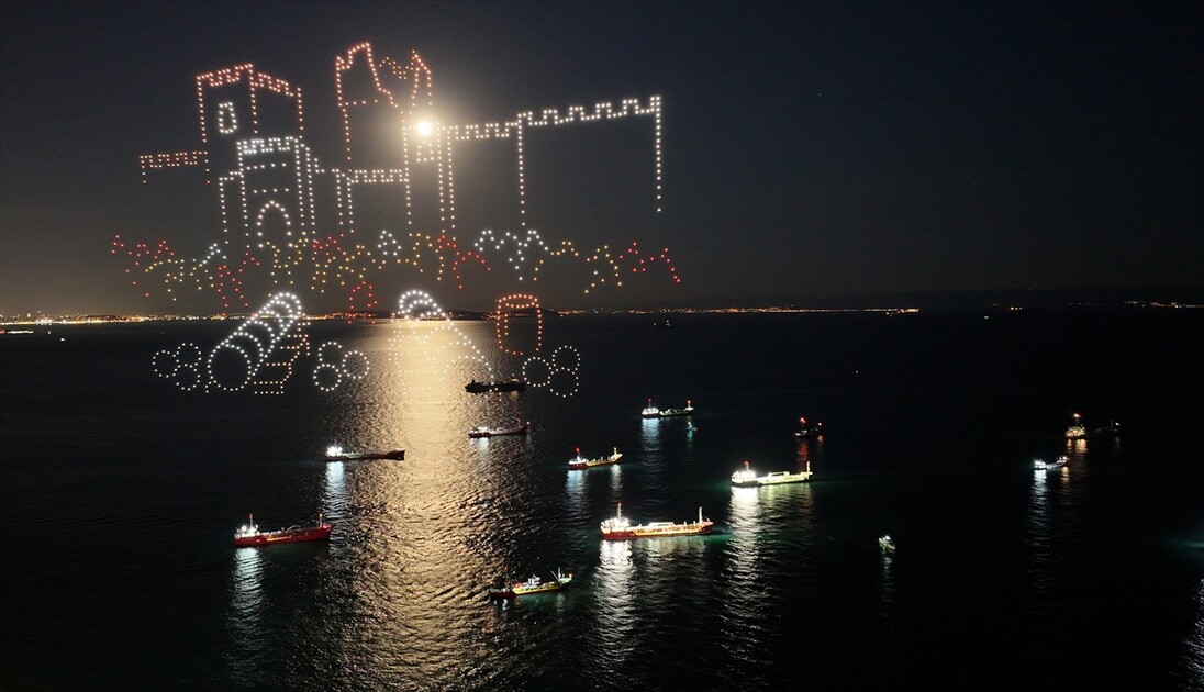 İstanbul'un fethinin 573. yıl dönümünde dronlu ışık gösterisi
