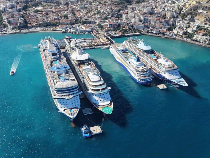 Kuşadası'na 4 kruВ турецкий Кушадасы прибыли более 9 тыс. туристов на борту четырех круизных лайнеровaziyerle 9 bini aşkın turist geldi