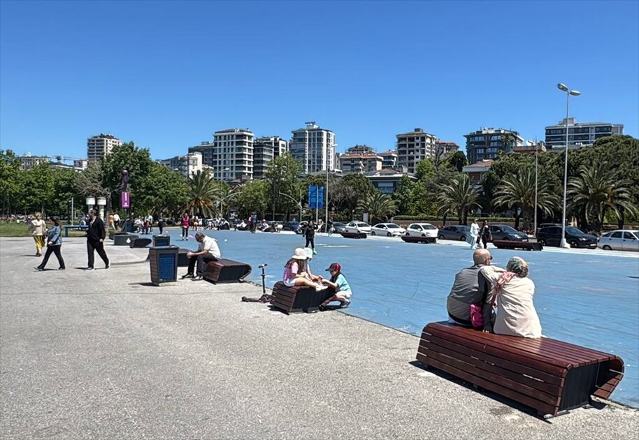 İstanbul'da vatandaşlar bayramın son gününde sahillere akın etti