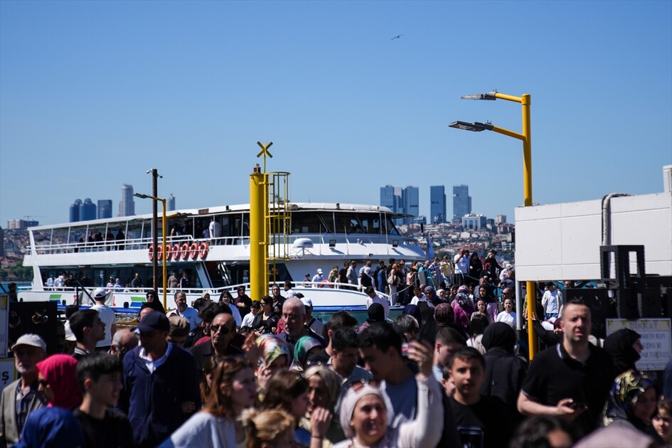 İstanbul'da vatandaşlar bayramın son gününde sahillere akın etti
