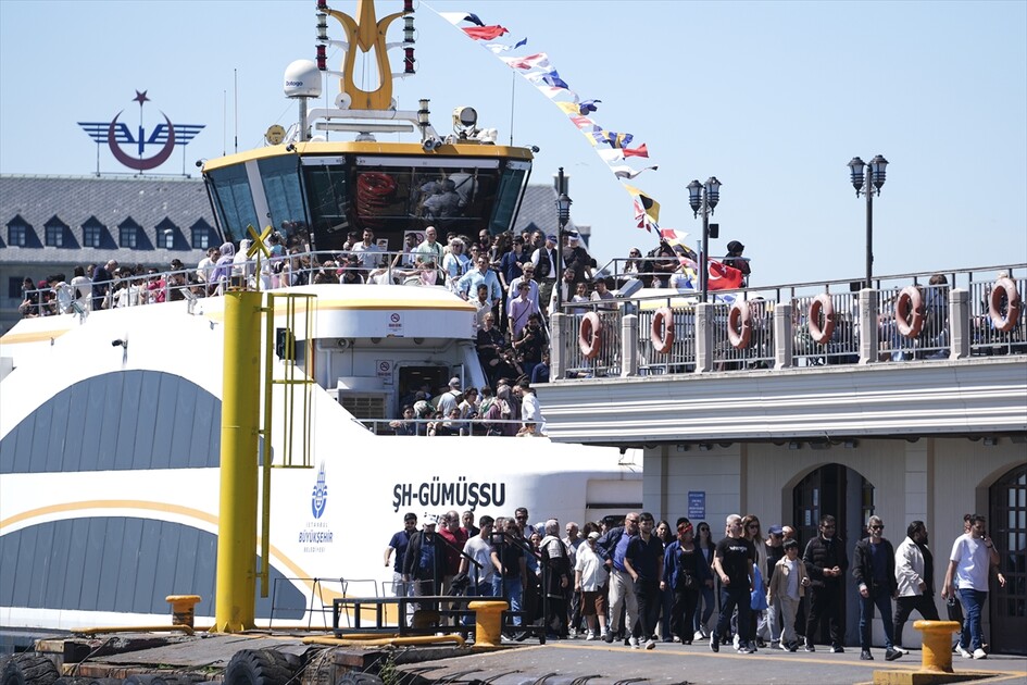 İstanbul'da vatandaşlar bayramın son gününde sahillere akın etti