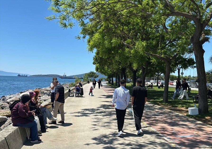 İstanbul'da vatandaşlar bayramın son gününde sahillere akın etti