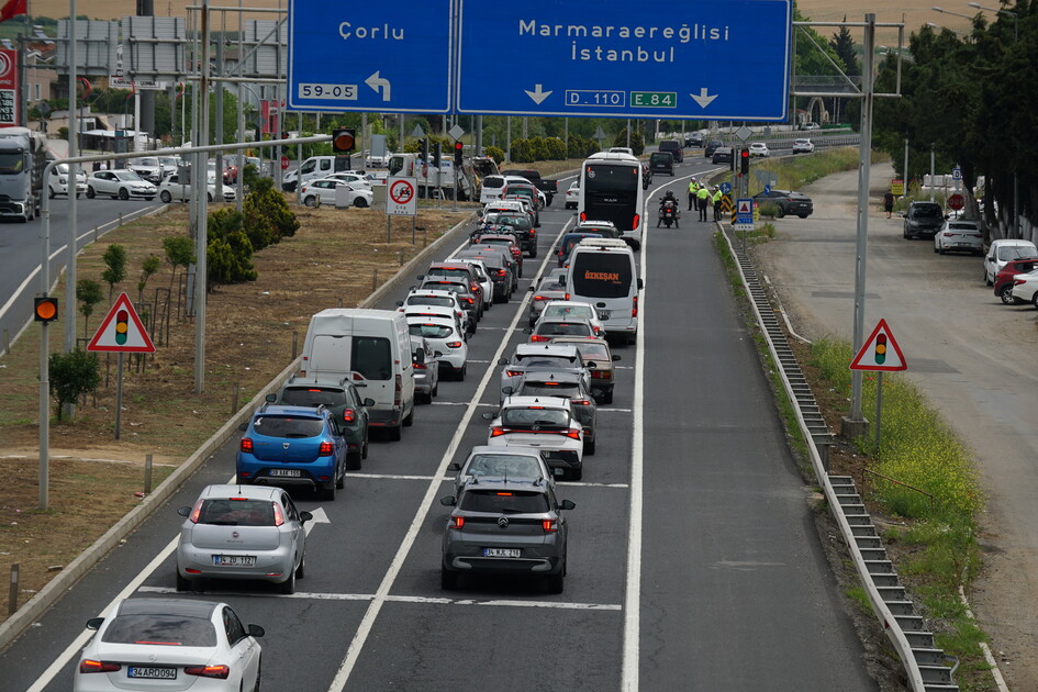 Tekirdağ-İstanbul kara yolunda bayram tatilinin son gününde dönüş yoğunluğu yaşanıyor