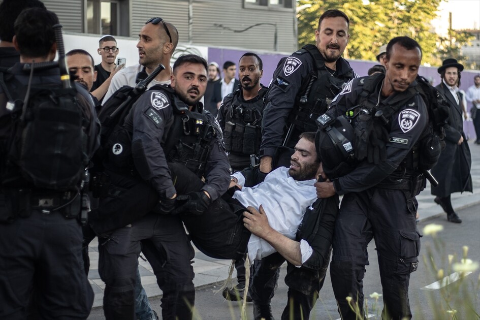 إسرائيل.. مئات الحريديم يغلقون مدخل القدس احتجاجا على التجنيد