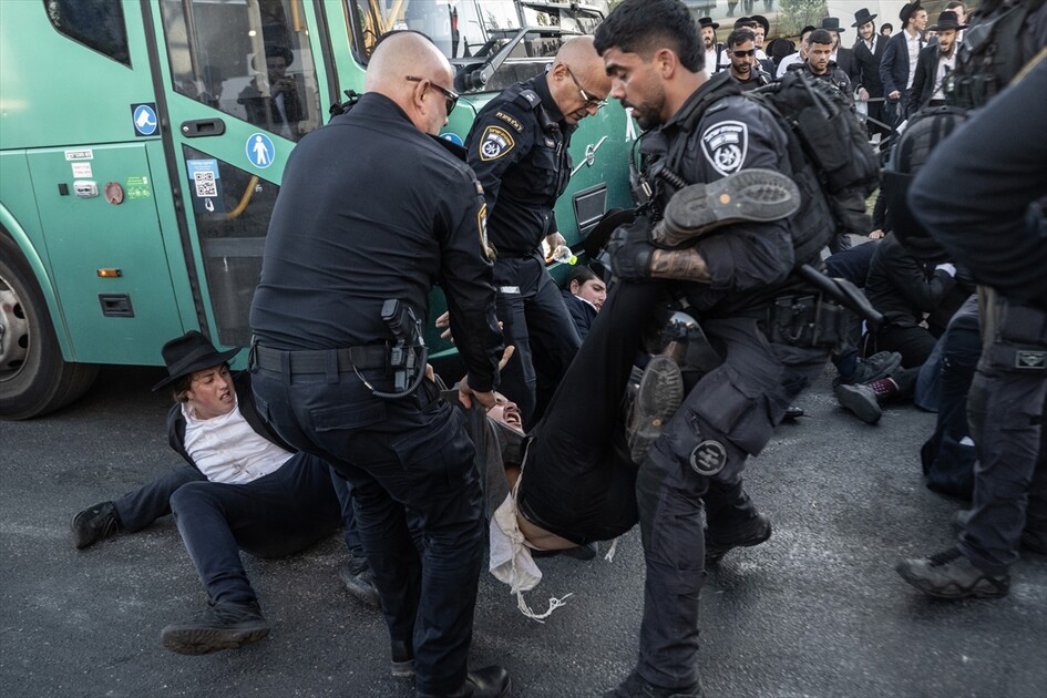 إسرائيل.. مئات الحريديم يغلقون مدخل القدس احتجاجا على التجنيد