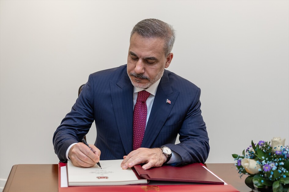 Dışişleri Bakanı Fidan, Singapur Başbakanı Wong ile görüştü