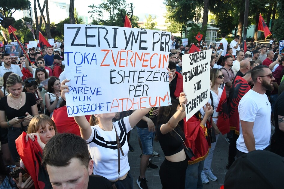 Arnavutluk'ta bir kez daha binlerce kişinin katılımıyla turizm projesi karşıtı gösteri düzenlendi gorsel