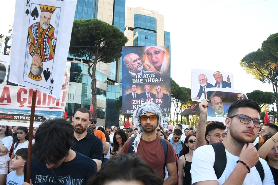 Arnavutluk'ta bir kez daha binlerce kişinin katılımıyla turizm projesi karşıtı gösteri düzenlendi gorsel