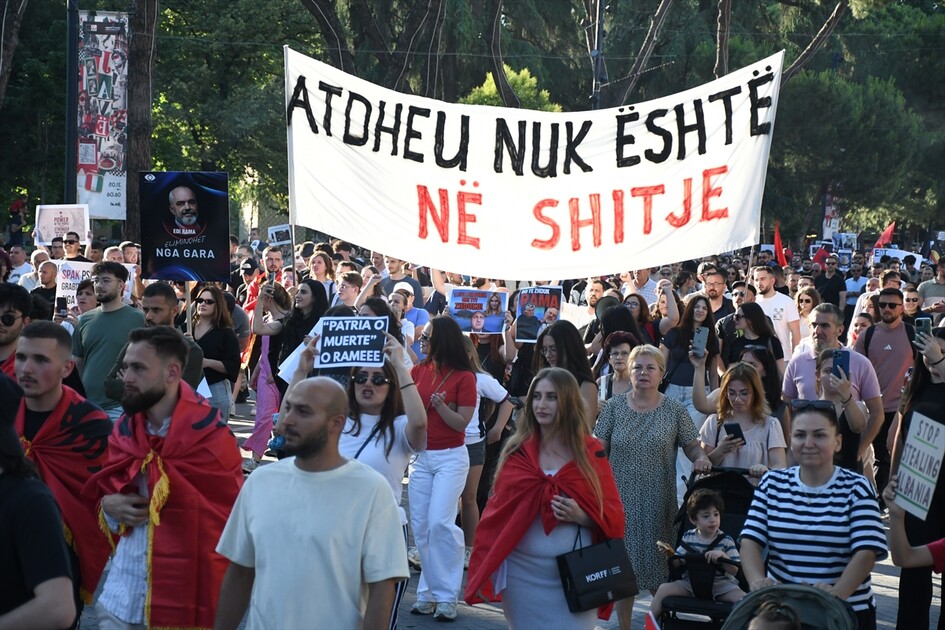 Arnavutluk'ta bir kez daha binlerce kişinin katılımıyla turizm projesi karşıtı gösteri düzenlendi gorsel