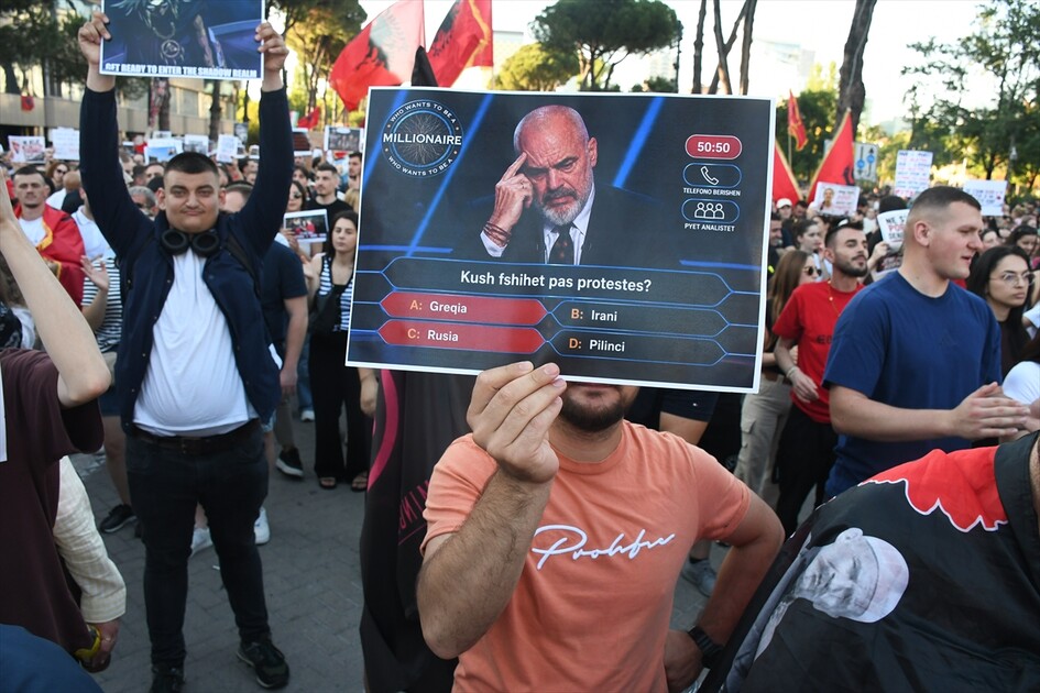 Arnavutluk'ta bir kez daha binlerce kişinin katılımıyla turizm projesi karşıtı gösteri düzenlendi gorsel