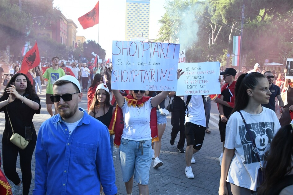 Arnavutluk'ta bir kez daha binlerce kişinin katılımıyla turizm projesi karşıtı gösteri düzenlendi gorsel