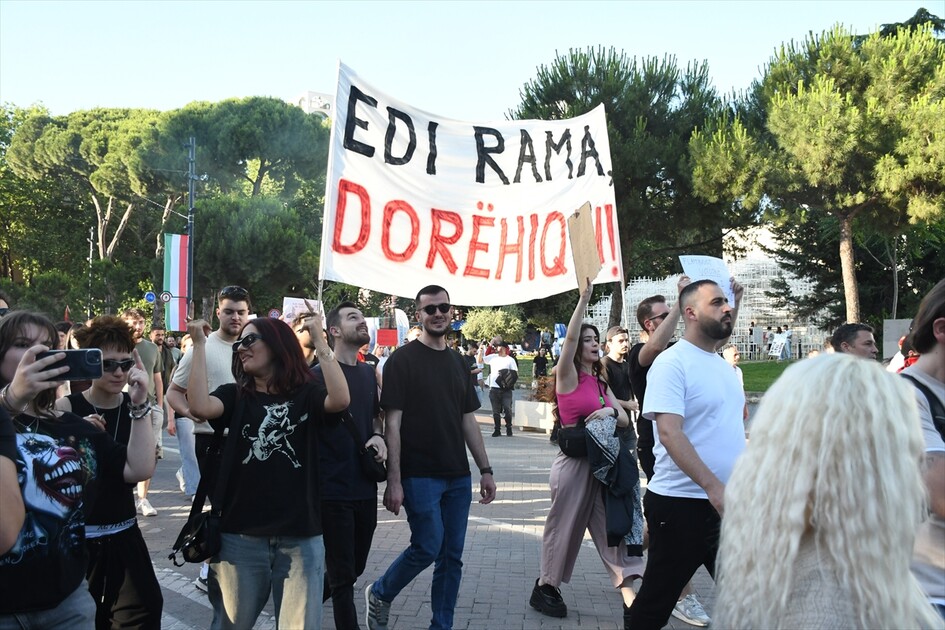 Arnavutluk'ta bir kez daha binlerce kişinin katılımıyla turizm projesi karşıtı gösteri düzenlendi gorsel