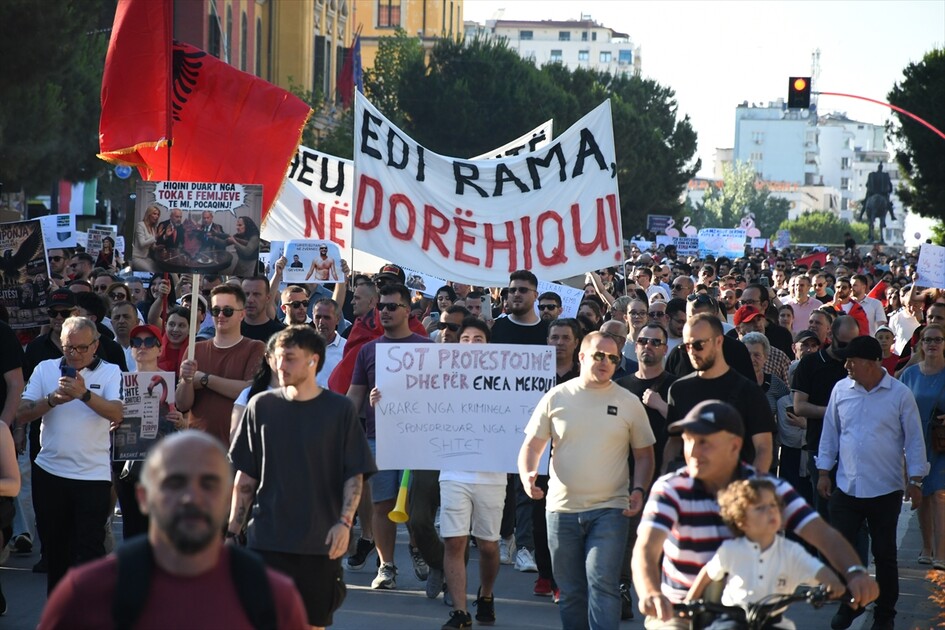 Arnavutluk'ta bir kez daha binlerce kişinin katılımıyla turizm projesi karşıtı gösteri düzenlendi gorsel