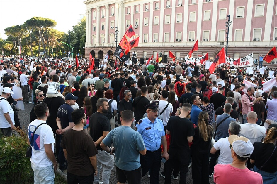 Arnavutluk'ta bir kez daha binlerce kişinin katılımıyla turizm projesi karşıtı gösteri düzenlendi gorsel