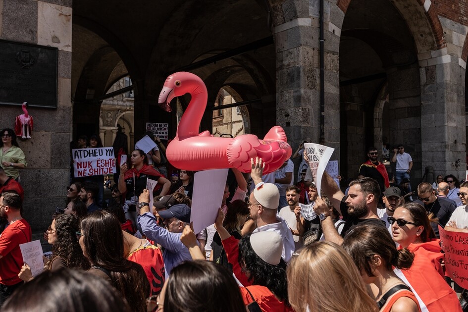 İtalya'da binlerce kişinin katılımıyla Arnavutluk'taki turizm projesi karşıtı gösteri düzenlendi