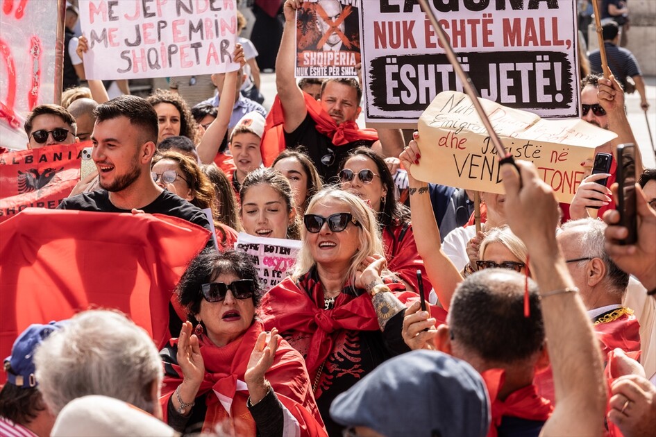 İtalya'da binlerce kişinin katılımıyla Arnavutluk'taki turizm projesi karşıtı gösteri düzenlendi