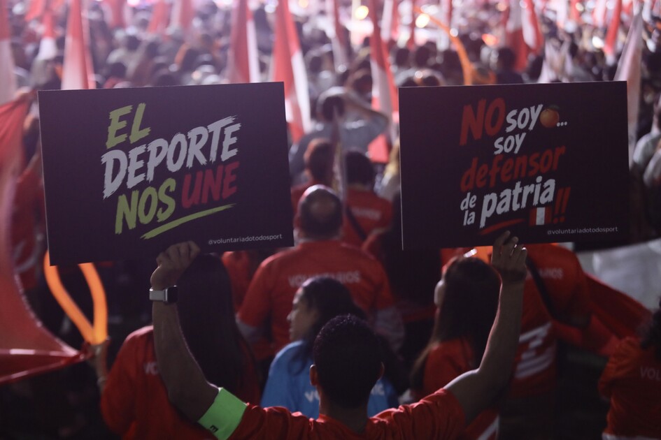 Peru Cumhurbaşkanı adayı Keiko Fujimori’nin Lima’daki kampanya kapanış etkinliğine binlerce destekçi katıldı