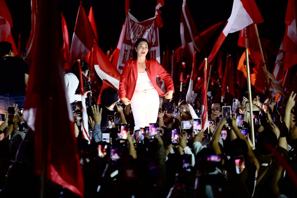 Peru Cumhurbaşkanı adayı Keiko Fujimori’nin Lima’daki kampanya kapanış etkinliğine binlerce destekçi katıldı