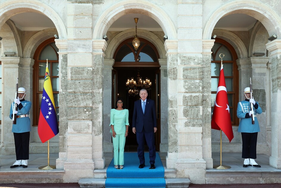 إسطنبول.. أردوغان يستقبل الرئيسة المؤقتة لفنزويلا بمراسم رسمية