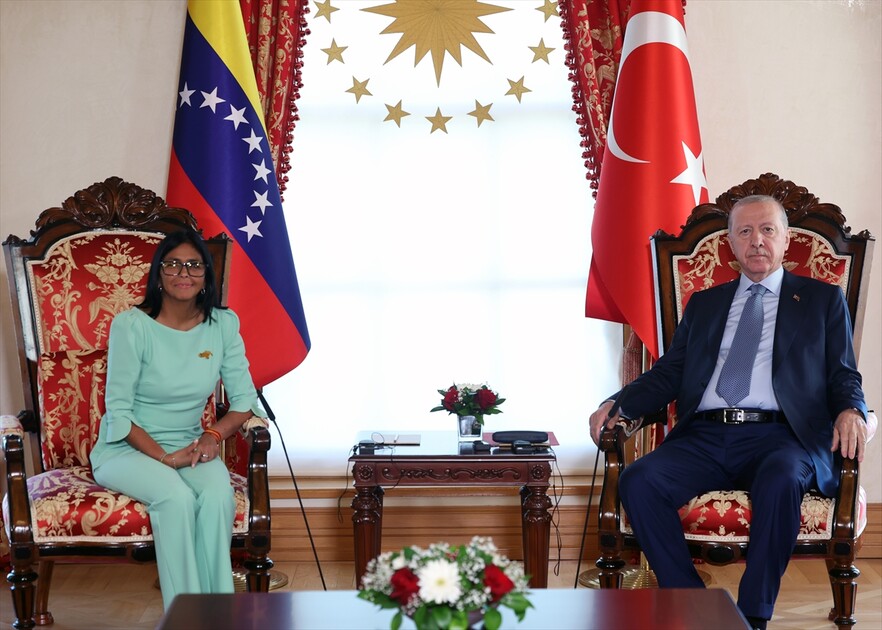 إسطنبول.. أردوغان يستقبل الرئيسة المؤقتة لفنزويلا بمراسم رسمية