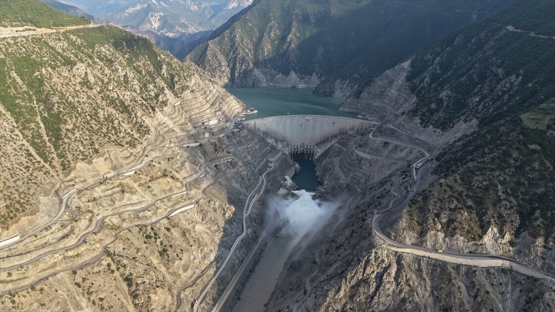 Artvin'deki Deriner Barajı'ndan 7 yıl aradan sonra dolusavaklardan su bırakıldı