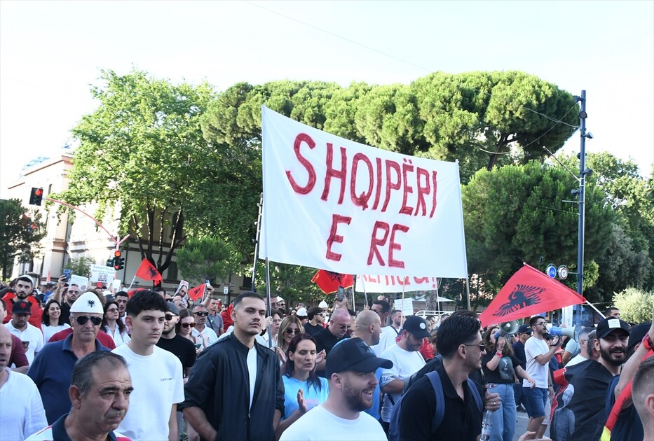 آلاف الألبان يتظاهرون ضد مشروع سياحي يربطه محتجون بعائلة ترامب