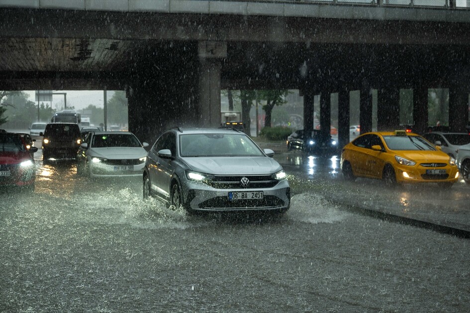 Ankara'da sağanak etkili oldu