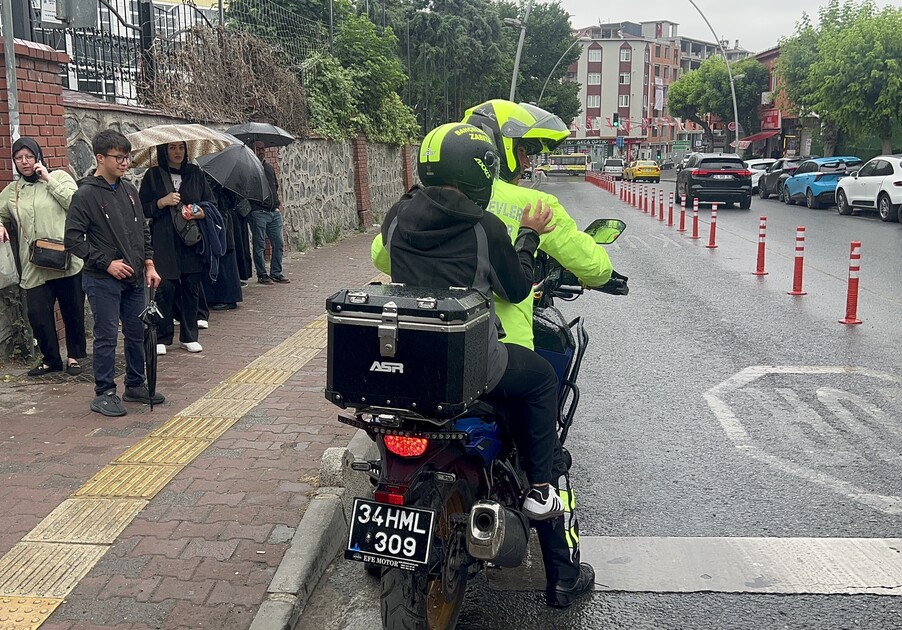 Bahçelievler Belediyesi, LGS sınavına giren öğrencileri okullarına yetiştirdi