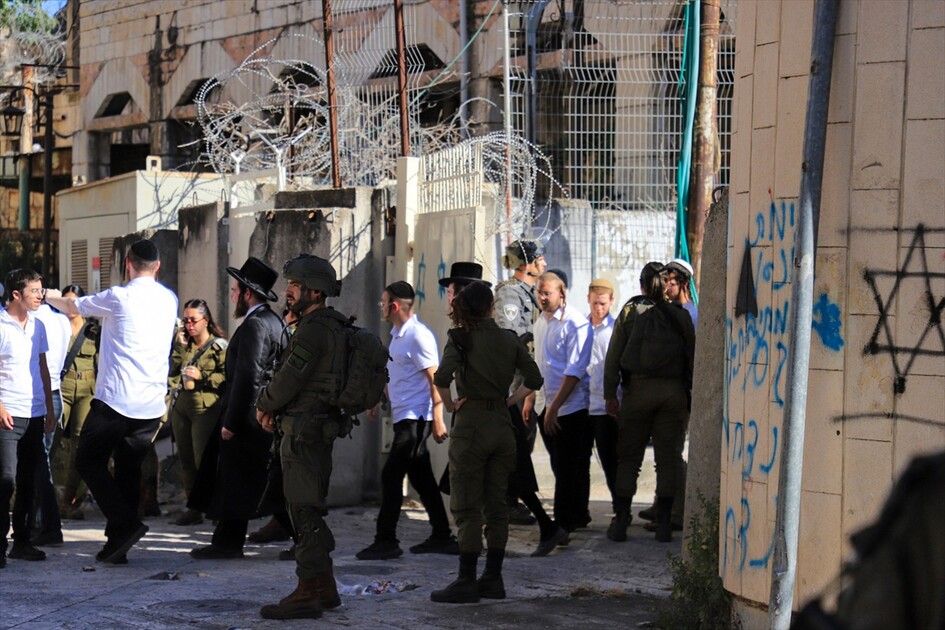 الضفة.. إصابة شاب فلسطيني من ذوي الإعاقة برصاص إسرائيلي