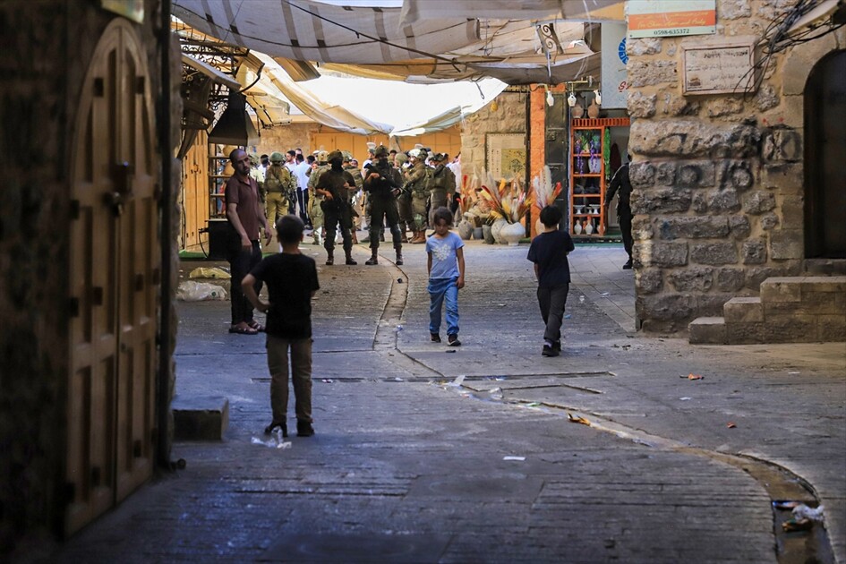الضفة.. إصابة شاب فلسطيني من ذوي الإعاقة برصاص إسرائيلي