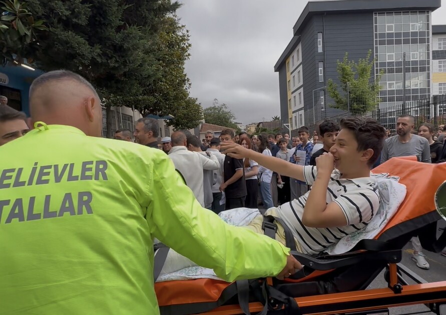 Bahçelievler Belediyesi, LGS sınavına giren öğrencileri okullarına yetiştirdi