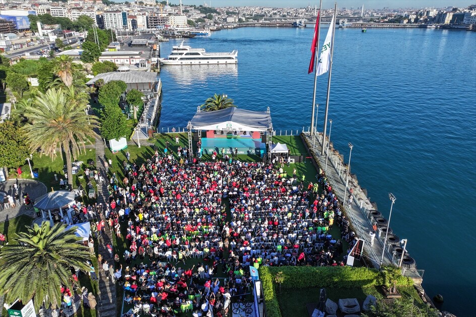 İstanbul'da A Milli Futbol Takımı'nın maçı dev ekrandan izlendi