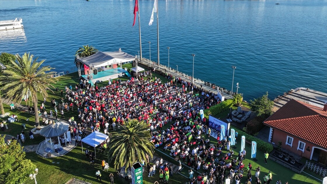 İstanbul'da A Milli Futbol Takımı'nın maçı dev ekrandan izlendi