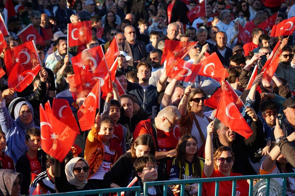 Tekirdağ’da vatandaşlar A Milli Futbol Takımı'nın maçını dev ekrandan izledi