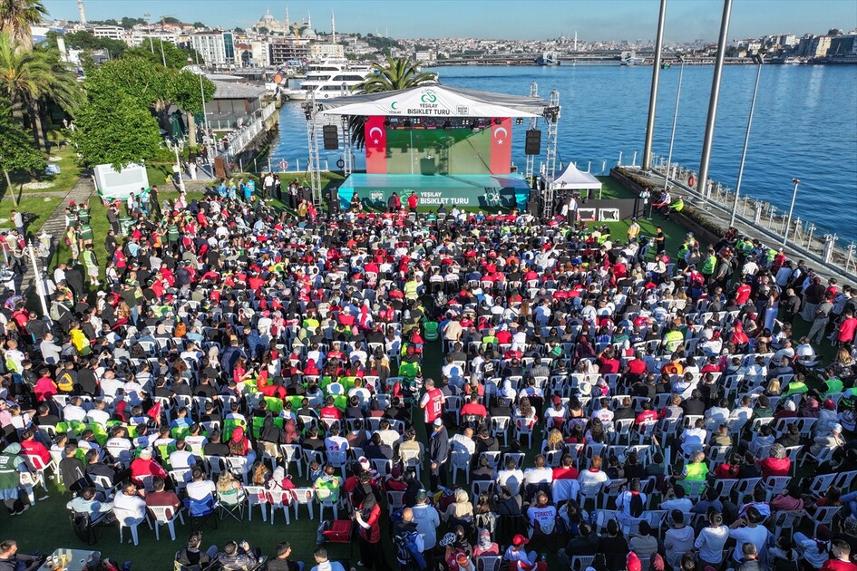İstanbul'da A Milli Futbol Takımı'nın maçı dev ekrandan izlendi