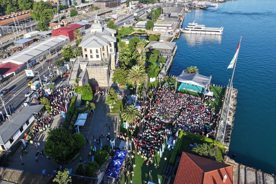 İstanbul'da A Milli Futbol Takımı'nın maçı dev ekrandan izlendi