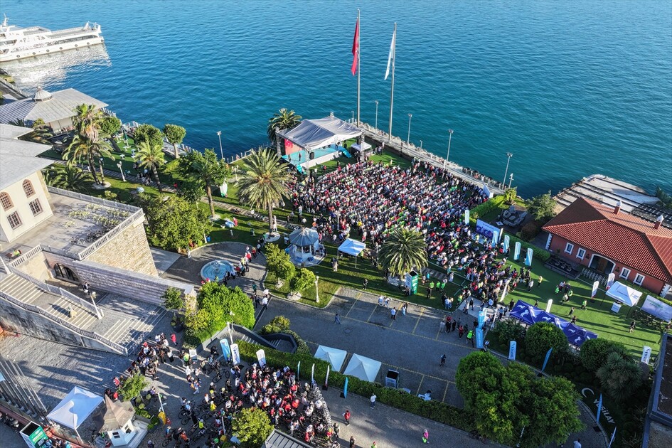 İstanbul'da A Milli Futbol Takımı'nın maçı dev ekrandan izlendi