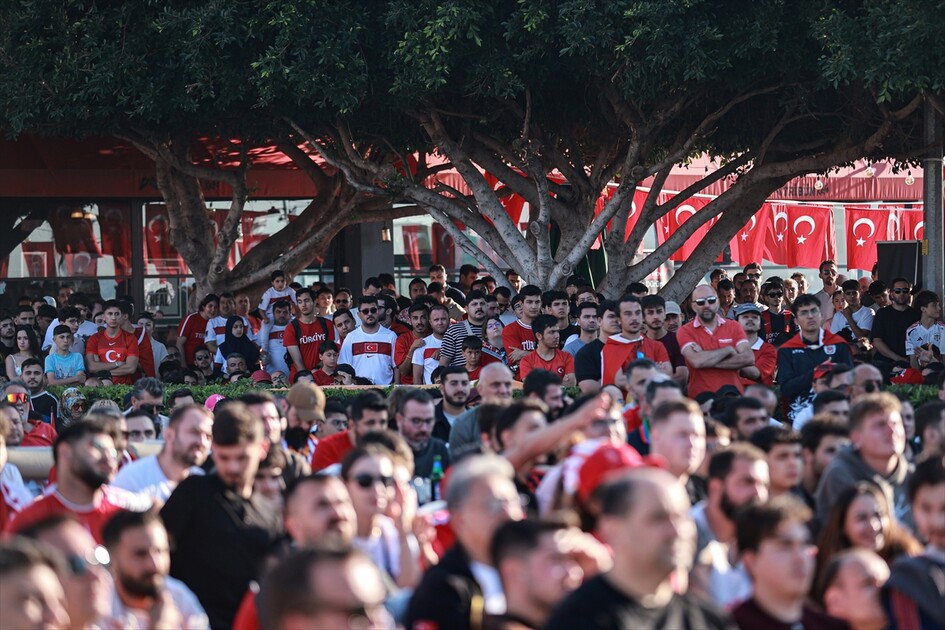 Mersin'de, milli maç heyecanı