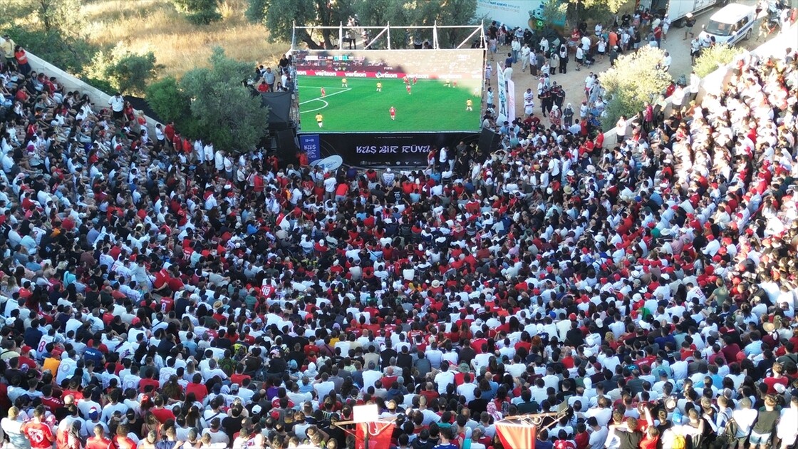 Antalya'da, milli maç heyecanı
