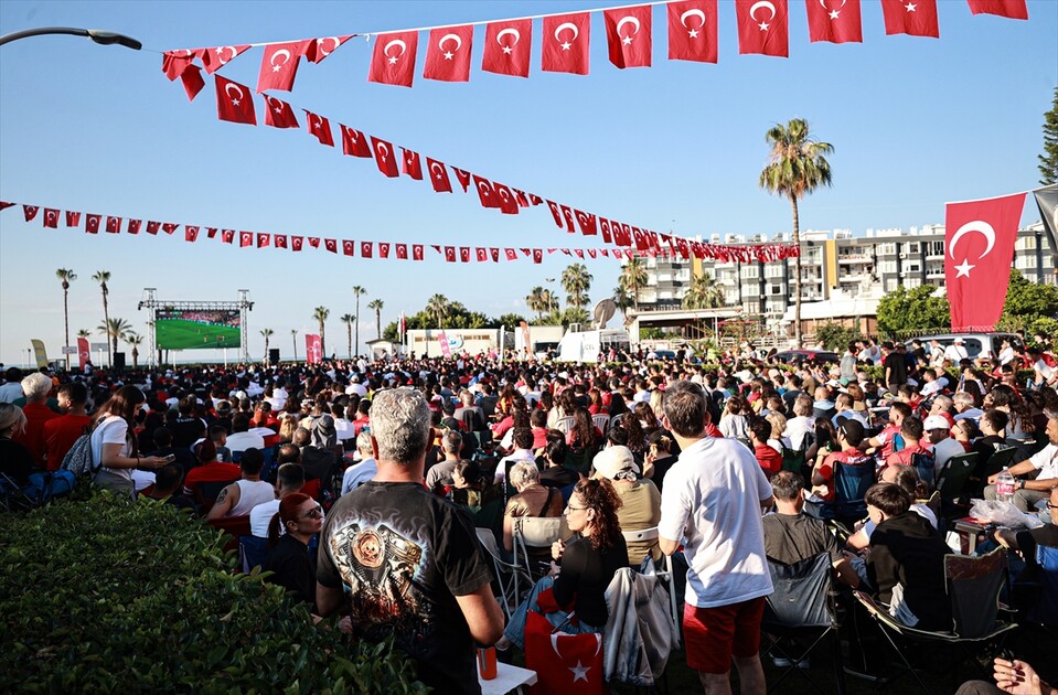 Mersin'de, milli maç heyecanı