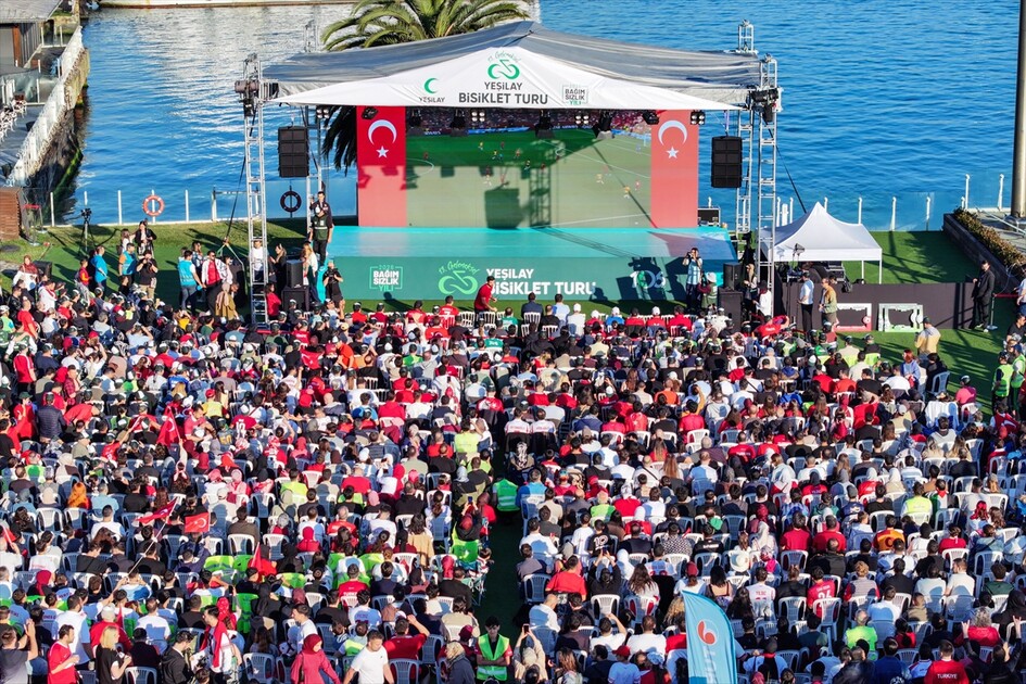 İstanbul'da A Milli Futbol Takımı'nın maçı dev ekrandan izlendi