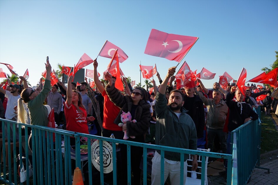 Tekirdağ’da vatandaşlar A Milli Futbol Takımı'nın maçını dev ekrandan izledi