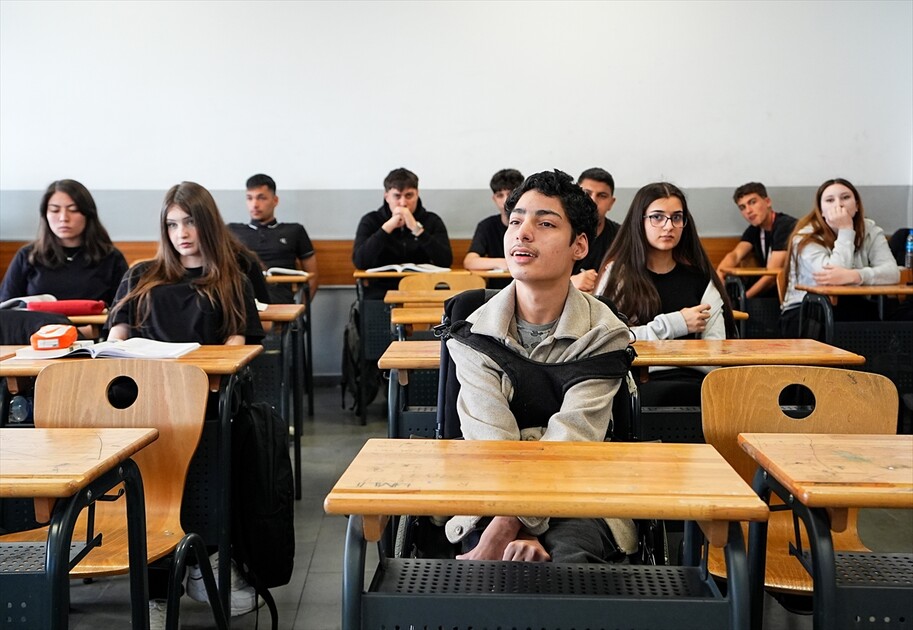 بأنفه يتحسس مستقبله.. الطالب التركي سراج يتحدى الشلل