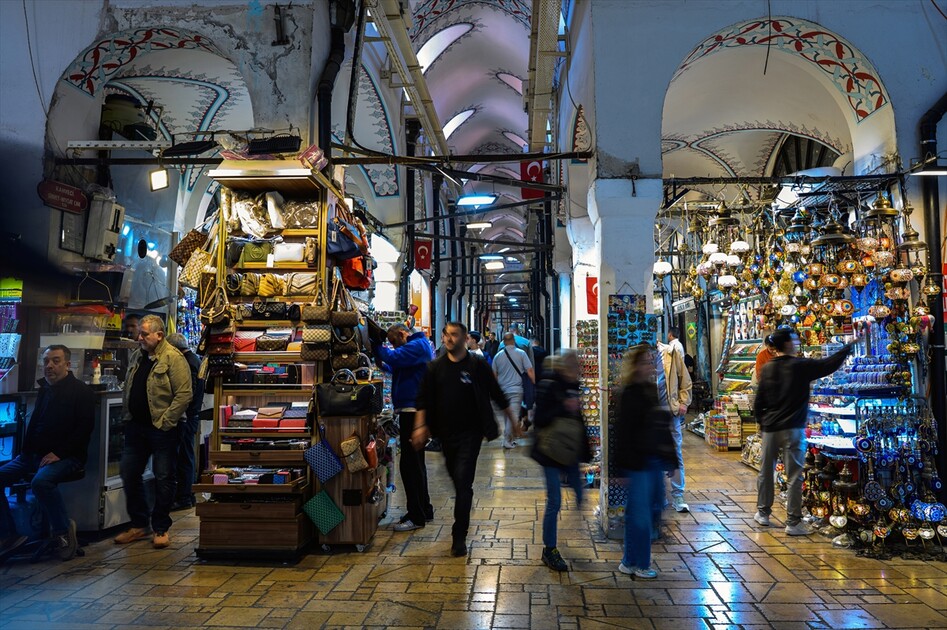 İSTANBUL'UN HAN VE ÇARŞILARI - Asırların ticaret merkezi Kapalıçarşı her gün yüz binlerce misafiri ağırlıyor