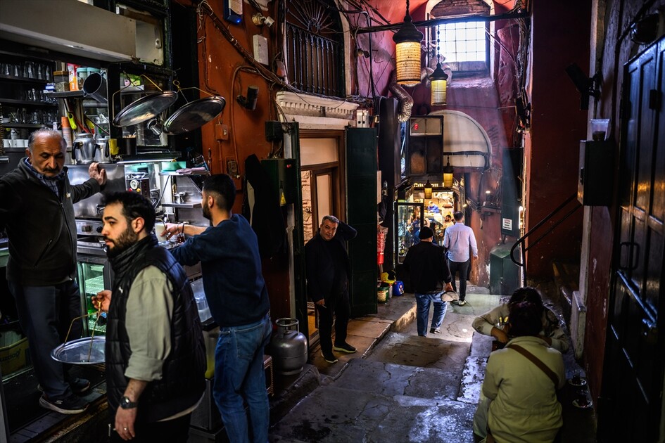 İSTANBUL'UN HAN VE ÇARŞILARI - Asırların ticaret merkezi Kapalıçarşı her gün yüz binlerce misafiri ağırlıyor